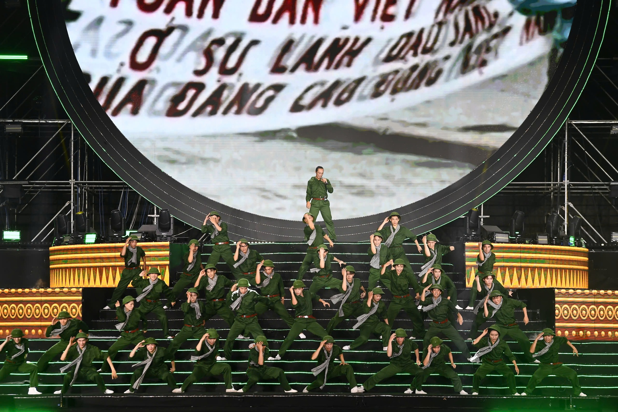 40.000 kh&aacute;n giả phủ k&iacute;n s&acirc;n Mỹ Đ&igrave;nh, h&ocirc; vang &ldquo;Tự h&agrave;o l&agrave; người Việt Nam&rdquo; - Ảnh 5.