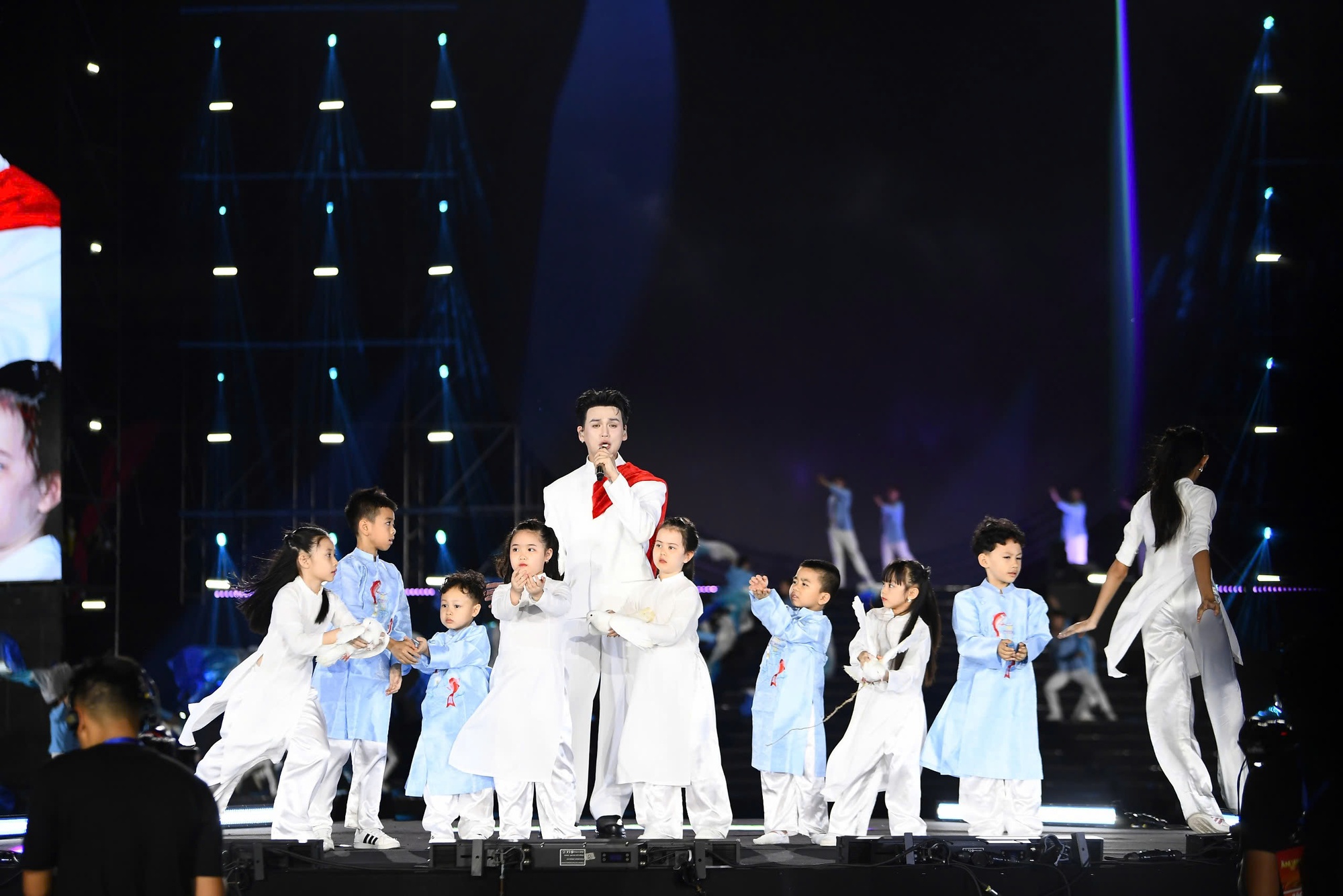 40.000 kh&aacute;n giả phủ k&iacute;n s&acirc;n Mỹ Đ&igrave;nh, h&ocirc; vang &ldquo;Tự h&agrave;o l&agrave; người Việt Nam&rdquo; - Ảnh 4.