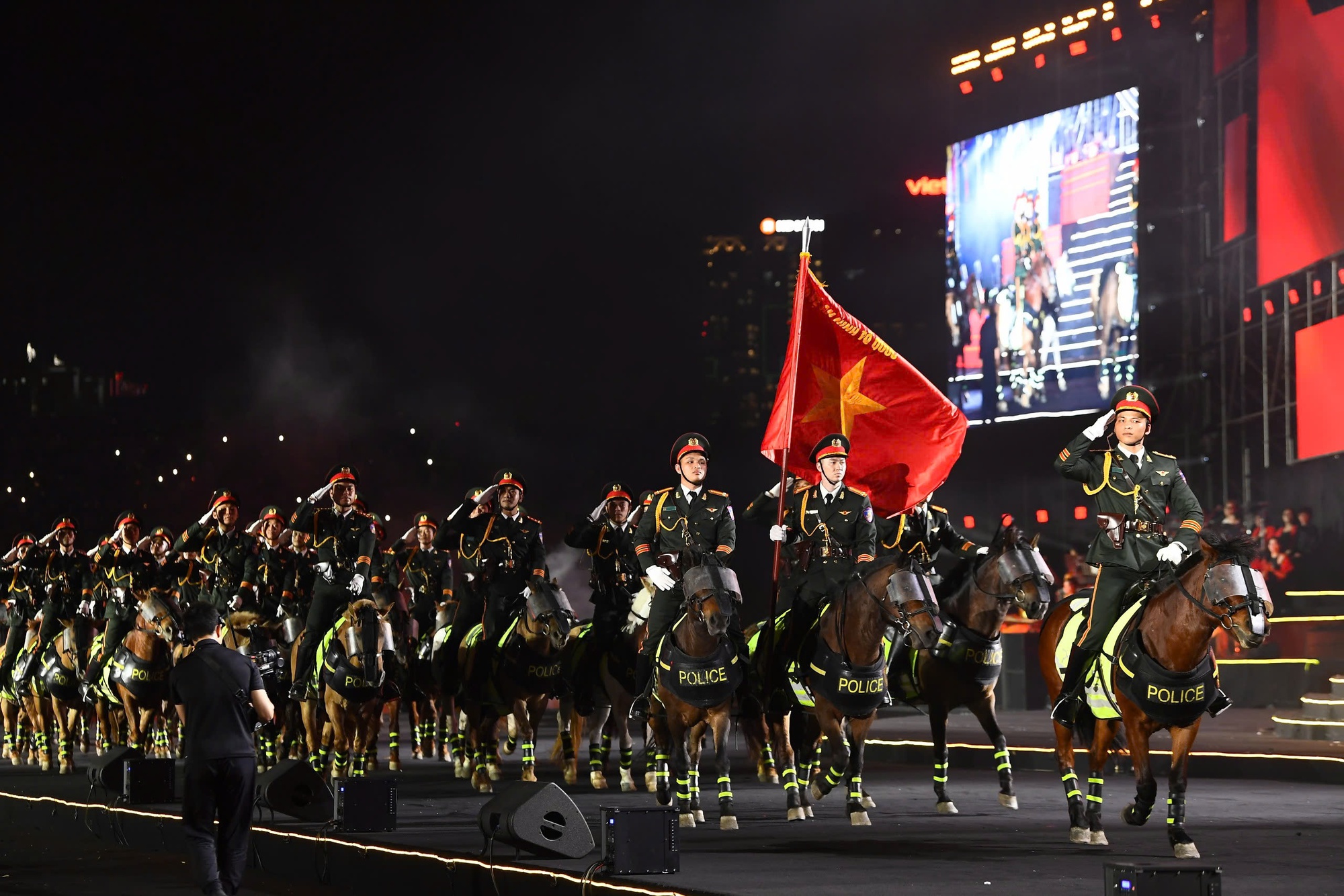 40.000 kh&aacute;n giả phủ k&iacute;n s&acirc;n Mỹ Đ&igrave;nh, h&ocirc; vang &ldquo;Tự h&agrave;o l&agrave; người Việt Nam&rdquo; - Ảnh 3.