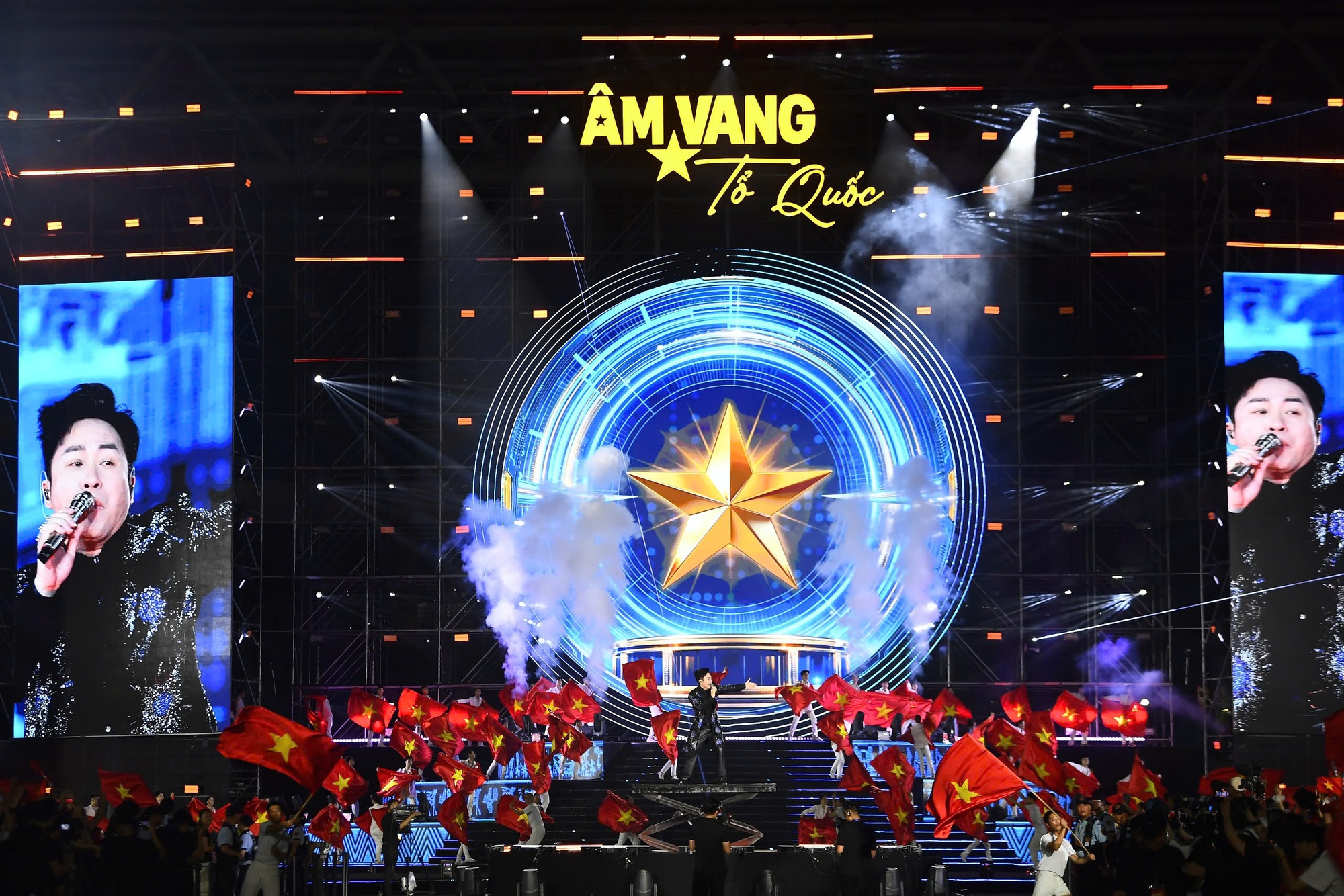 40.000 kh&aacute;n giả phủ k&iacute;n s&acirc;n Mỹ Đ&igrave;nh, h&ocirc; vang &ldquo;Tự h&agrave;o l&agrave; người Việt Nam&rdquo; - Ảnh 1.