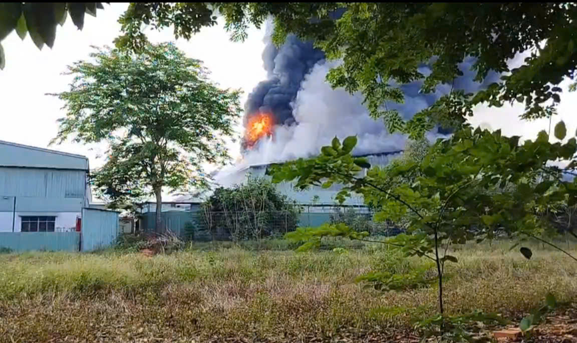 Ch&aacute;y nh&agrave; xưởng TPHCM 7 . 000 M&sup2;: Hỏa hoạn lớn thi&ecirc;u rụi t&agrave;i sản nhưng kh&ocirc;ng c&oacute; thiệt hại về người - Ảnh 1.