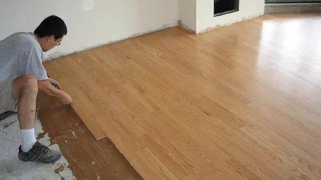 Thợ x&acirc;y 30 năm cảnh b&aacute;o: Đừng l&aacute;t s&agrave;n gỗ trực tiếp l&ecirc;n gạch men nếu kh&ocirc;ng muốn tốn th&ecirc;m h&agrave;ng chục triệu sửa lại - Ảnh 2.