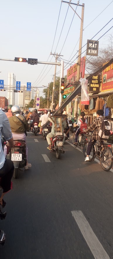 "L&agrave;m xiếc" tr&ecirc;n đường - Ảnh 1.