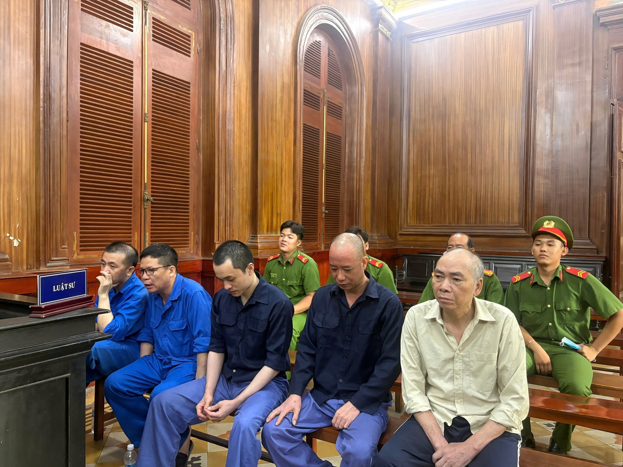 Vụ bu&ocirc;n lậu sữa v&agrave;o Việt Nam: Cựu c&aacute;n bộ Chi cục ATVSTP được trả tự do - Ảnh 1.