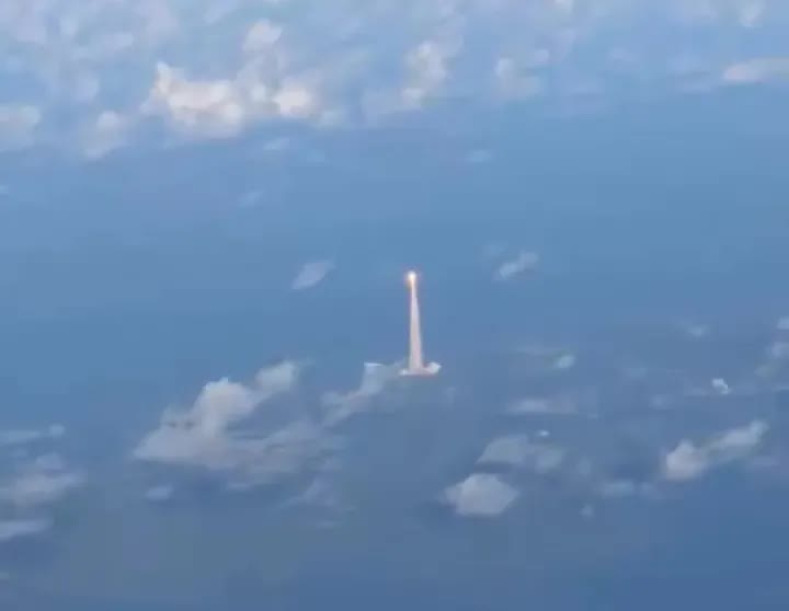 Đang ngồi tr&ecirc;n m&aacute;y bay, h&agrave;nh kh&aacute;ch bắt gặp cảnh t&ecirc;n lửa lịch sử đang được ph&oacute;ng l&ecirc;n Mặt trăng - Ảnh 2.