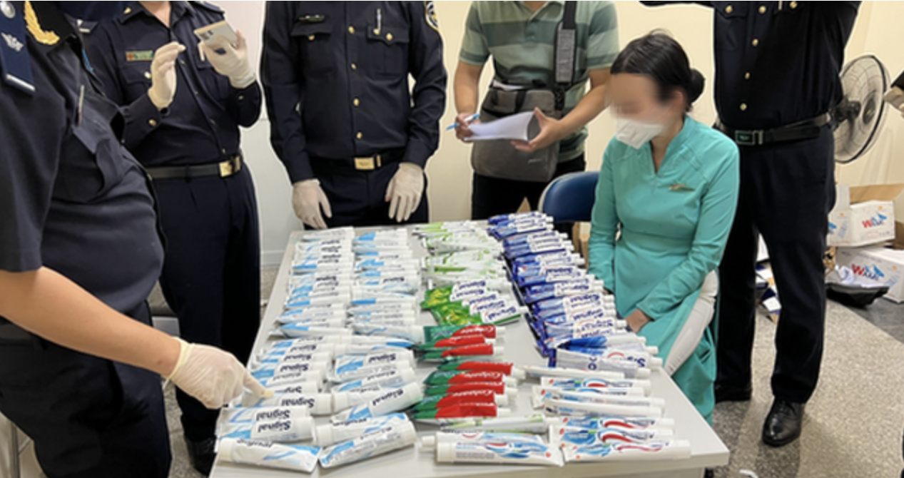 Ai đ&atilde; bỏ ma tu&yacute; v&agrave;o vali đưa 4 tiếp vi&ecirc;n Vietnam Airlines x&aacute;ch về Việt Nam - Ảnh 1.