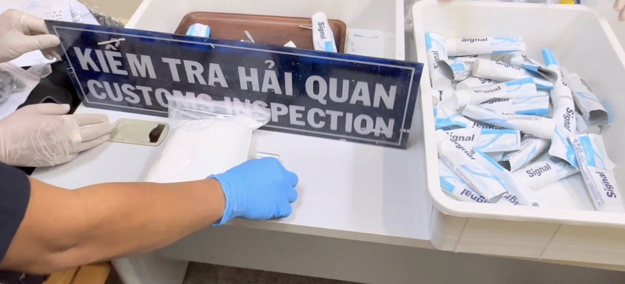 Những nh&acirc;n vật b&iacute; ẩn trong vụ 4 tiếp vi&ecirc;n Vietnam Airlines x&aacute;ch ma t&uacute;y về Việt Nam - Ảnh 2.