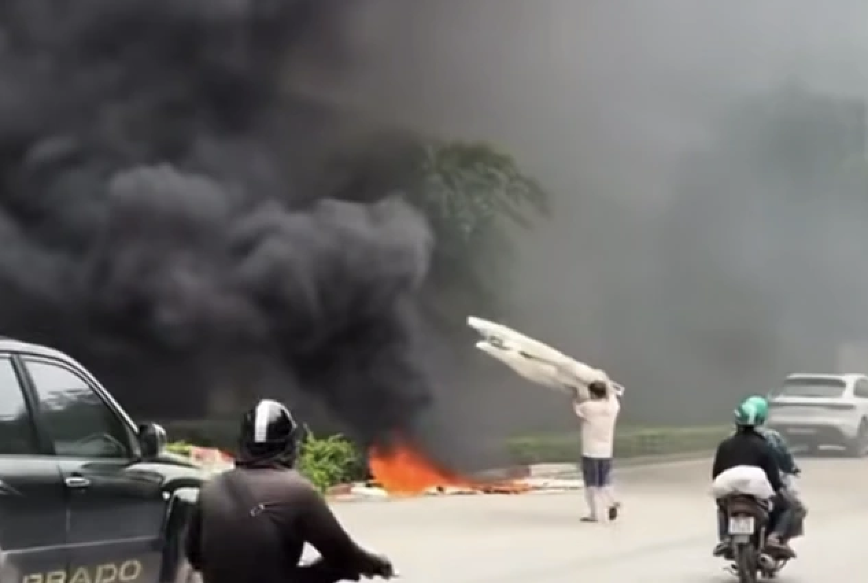 Danh t&iacute;nh người đ&agrave;n &ocirc;ng đốt r&aacute;c dưới ch&acirc;n cầu Thăng Long g&acirc;y bức x&uacute;c tại H&agrave; Nội - Ảnh 1.