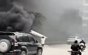 Thanh ni&ecirc;n bị đ&aacute;nh gục trong hẻm khi can đ&aacute;nh nhau, camera tiết lộ h&agrave;nh vi bất thường của g&atilde; đ&agrave;n &ocirc;ng - Ảnh 1.