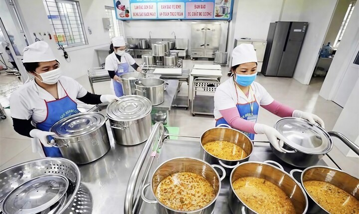 Bắc Ninh kiểm tra bếp ăn tập thể sau vụ 300 tấn lợn bẩn - Ảnh 1.