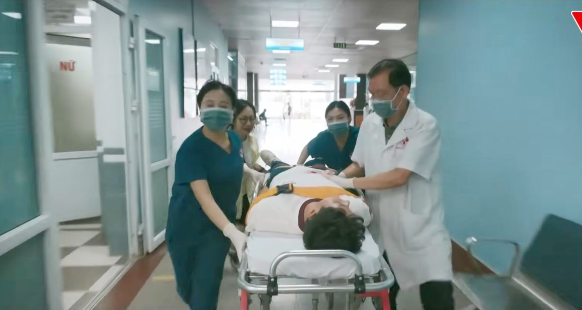 Hạt sạn to đ&ugrave;ng ở phim Việt giờ v&agrave;ng, ai l&agrave;m y t&aacute; thấy chắc sẽ &ldquo;tự &aacute;i&rdquo; lắm đ&acirc;y- Ảnh 3.