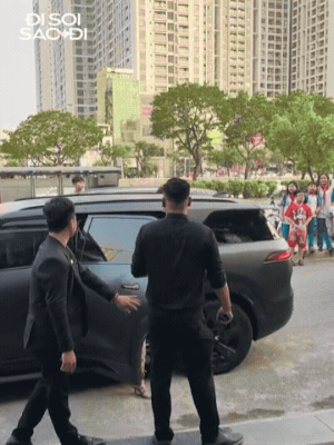 T&oacute;c Ti&ecirc;n l&ecirc;n đồ hở bạo khoe d&aacute;ng, bị soi vẫn khư khư 1 thứ chung với Touliver- Ảnh 6.