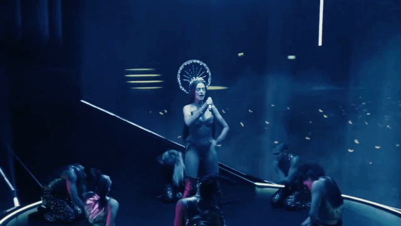 Gừng c&agrave;ng gi&agrave; c&agrave;ng cay, Anne Hathaway chi&ecirc;u đ&atilde;i kh&aacute;n giả m&agrave;n khoe th&acirc;n hết cỡ ở tuổi 44- Ảnh 1.