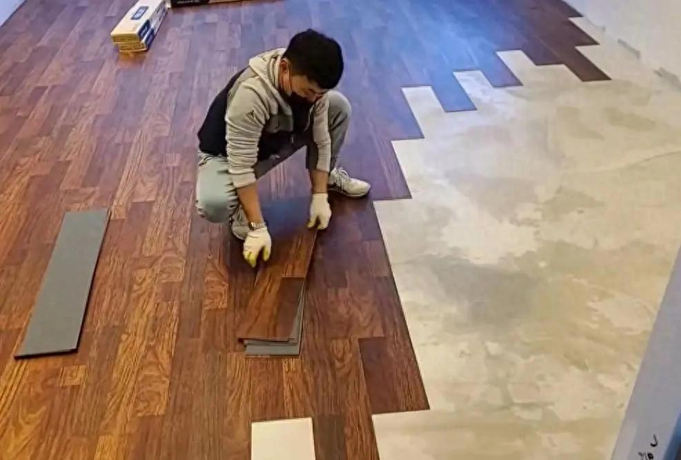 Thợ x&acirc;y 30 năm cảnh b&aacute;o: Đừng l&aacute;t s&agrave;n gỗ trực tiếp l&ecirc;n gạch men nếu kh&ocirc;ng muốn tốn th&ecirc;m h&agrave;ng chục triệu sửa lại - Ảnh 1.