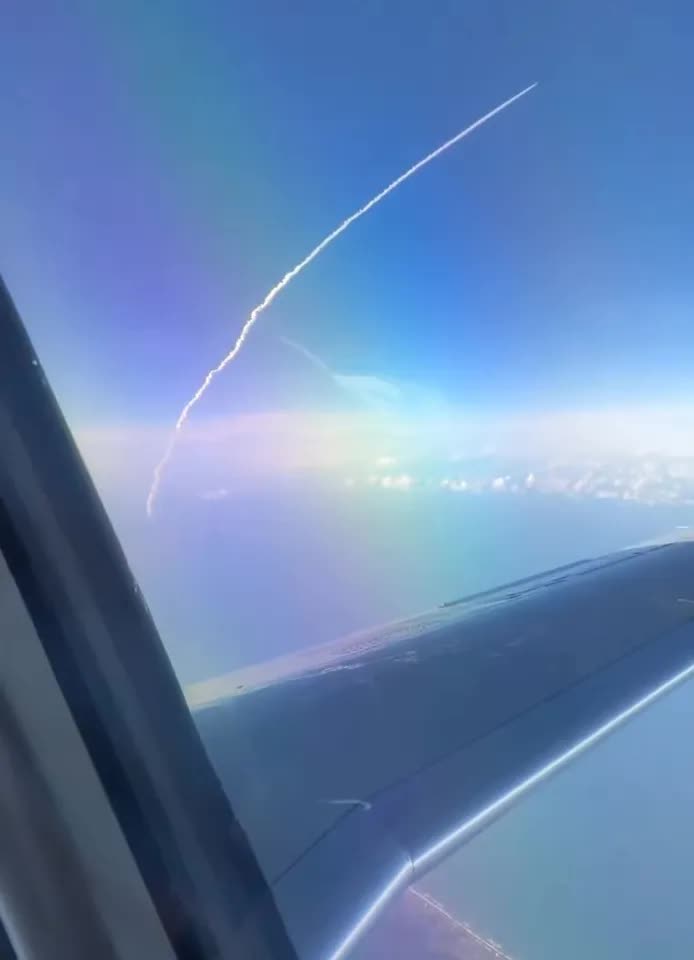 Đang ngồi tr&ecirc;n m&aacute;y bay, h&agrave;nh kh&aacute;ch bắt gặp cảnh t&ecirc;n lửa lịch sử đang được ph&oacute;ng l&ecirc;n Mặt trăng - Ảnh 1.