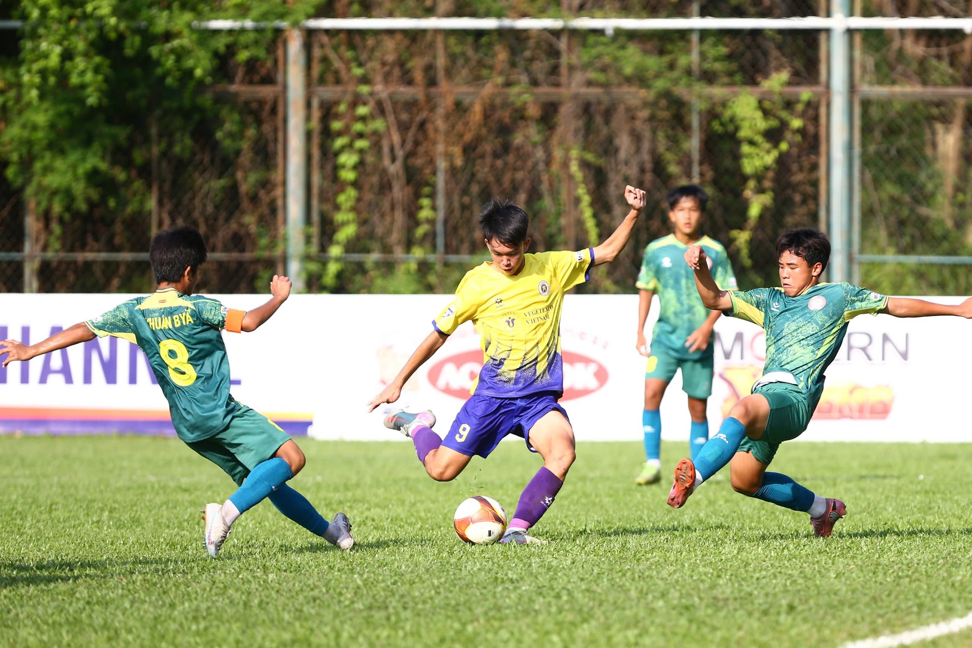 VCK Giải b&oacute;ng đ&aacute; v&ocirc; địch U15 quốc gia &ndash; C&uacute;p Modern 2026: Thể C&ocirc;ng Viettel I v&agrave; H&agrave; Nội I c&ugrave;ng thắng đậm - Ảnh 4.