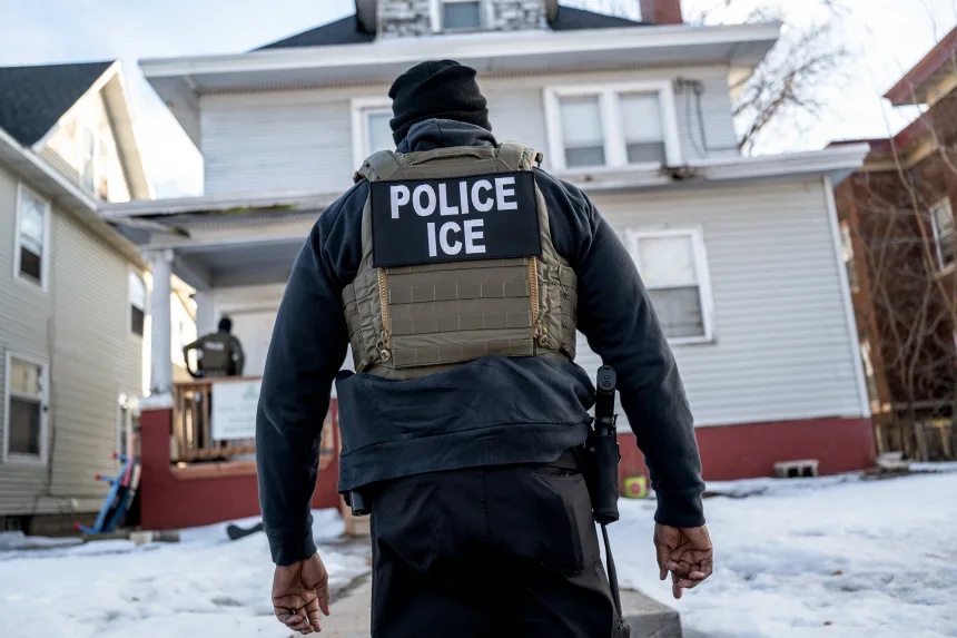 Người Ukraine bị Mỹ trục xuất được chuyển thẳng tới trung t&acirc;m huấn luyện - Ảnh 2.