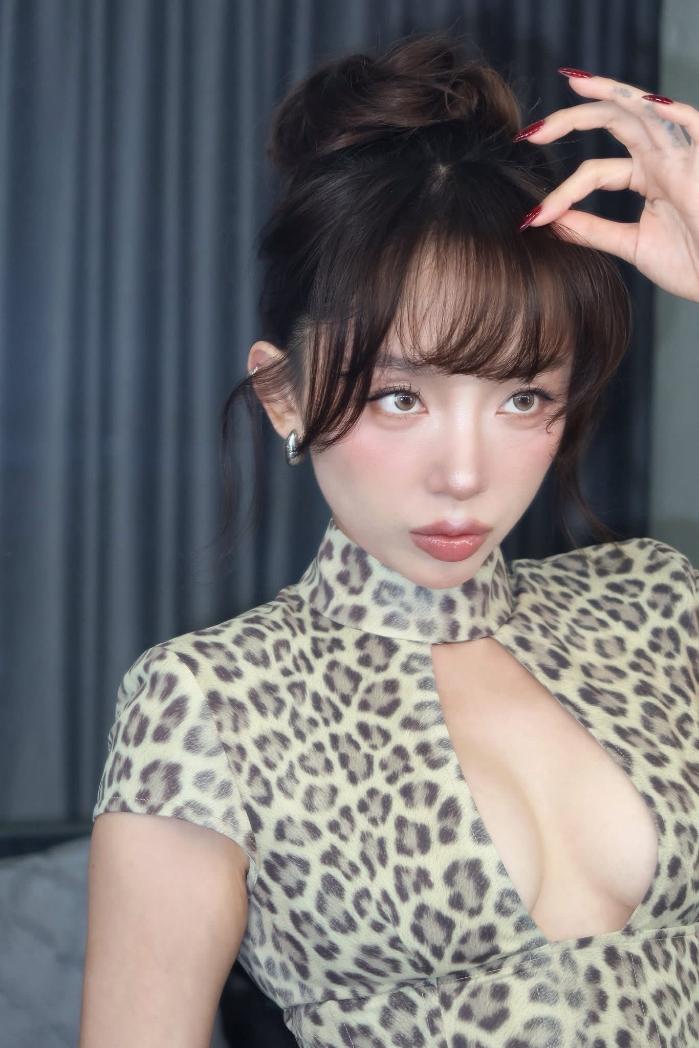 T&oacute;c Ti&ecirc;n l&ecirc;n đồ hở bạo khoe d&aacute;ng, bị soi vẫn khư khư 1 thứ chung với Touliver- Ảnh 3.