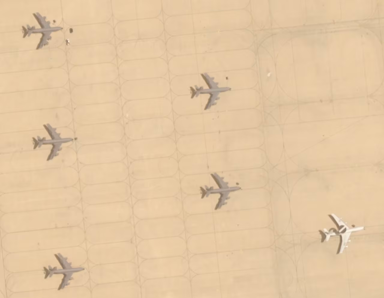 Iran bắn hạ F-35 Mỹ tr&ecirc;n kh&ocirc;ng phận, ph&aacute; hủy m&aacute;y bay cảnh b&aacute;o sớm ở Ả Rập Saudi - Ảnh 3.