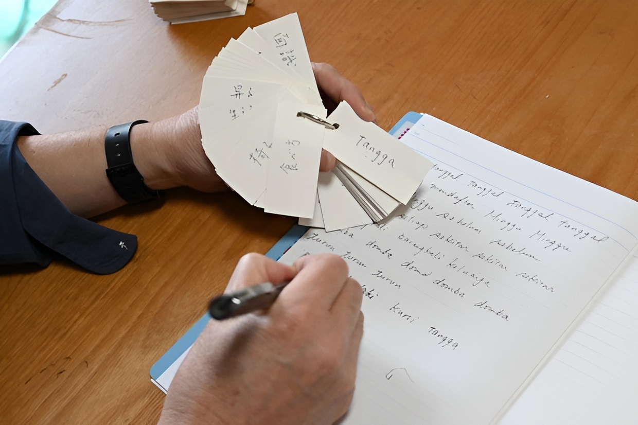 Dịch giả 62 tuổi học 8 ngọai ngữ: Việc học kh&ocirc;ng c&oacute; tuổi - Ảnh 2.