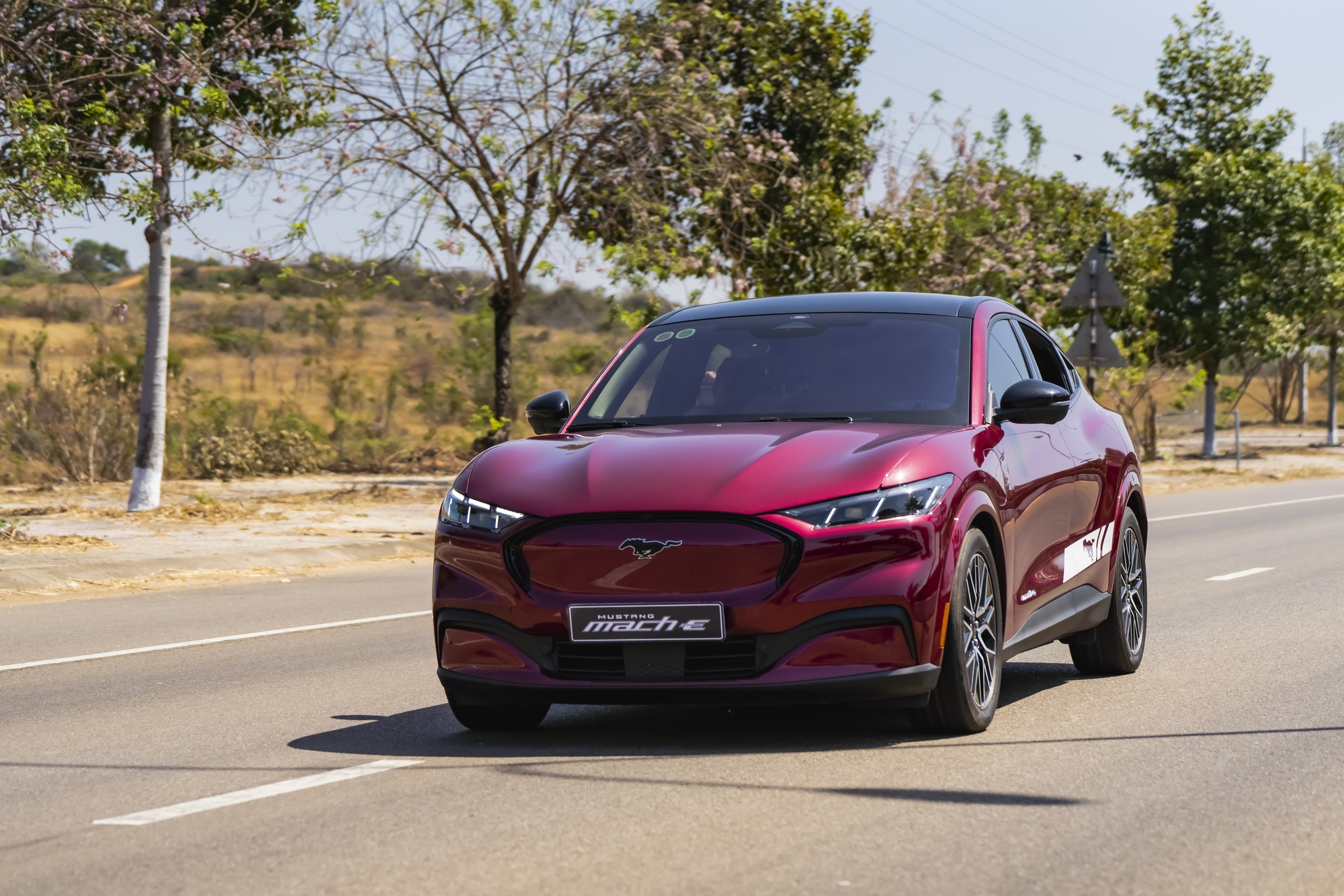 Ford chơi lớn, 'hạ gi&aacute;' gần 1 tỷ đồng cho mẫu xe điện Mustang Mach-E  - Ảnh 1.