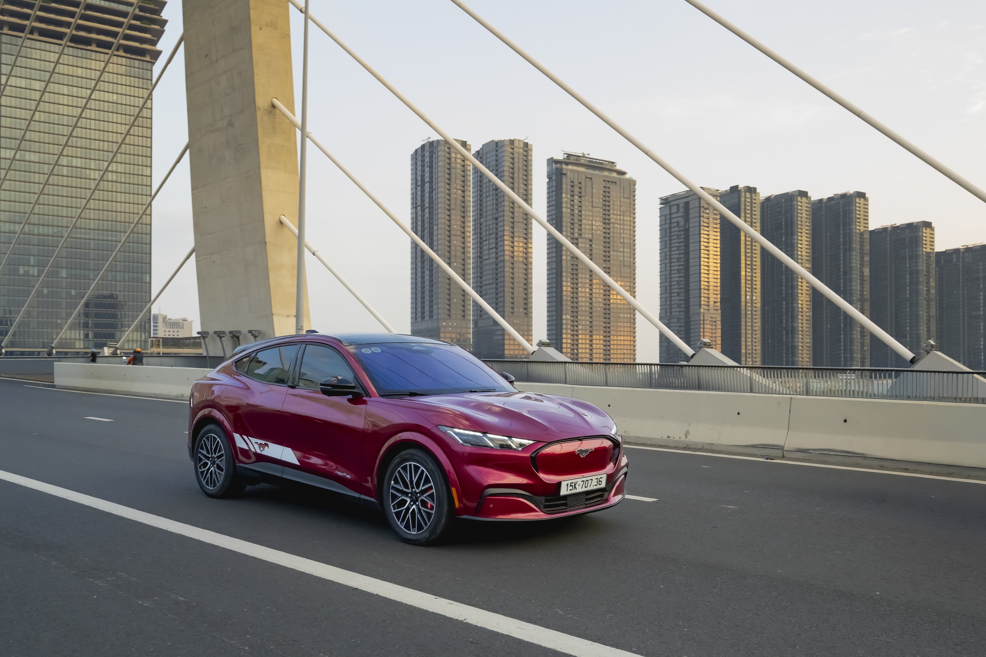 Ford chơi lớn, 'hạ gi&aacute;' gần 1 tỷ đồng cho mẫu xe điện Mustang Mach-E  - Ảnh 3.