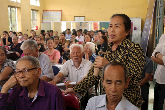 H&agrave;ng trăm người d&acirc;n ngồi chật k&iacute;n nh&agrave; văn h&oacute;a nghe mức gi&aacute; đền b&ugrave; đất tại si&ecirc;u dự &aacute;n Olympic 925.000 tỷ đồng c&oacute; quy m&ocirc; lớn nhất lịch sử Vingroup - Ảnh 1.