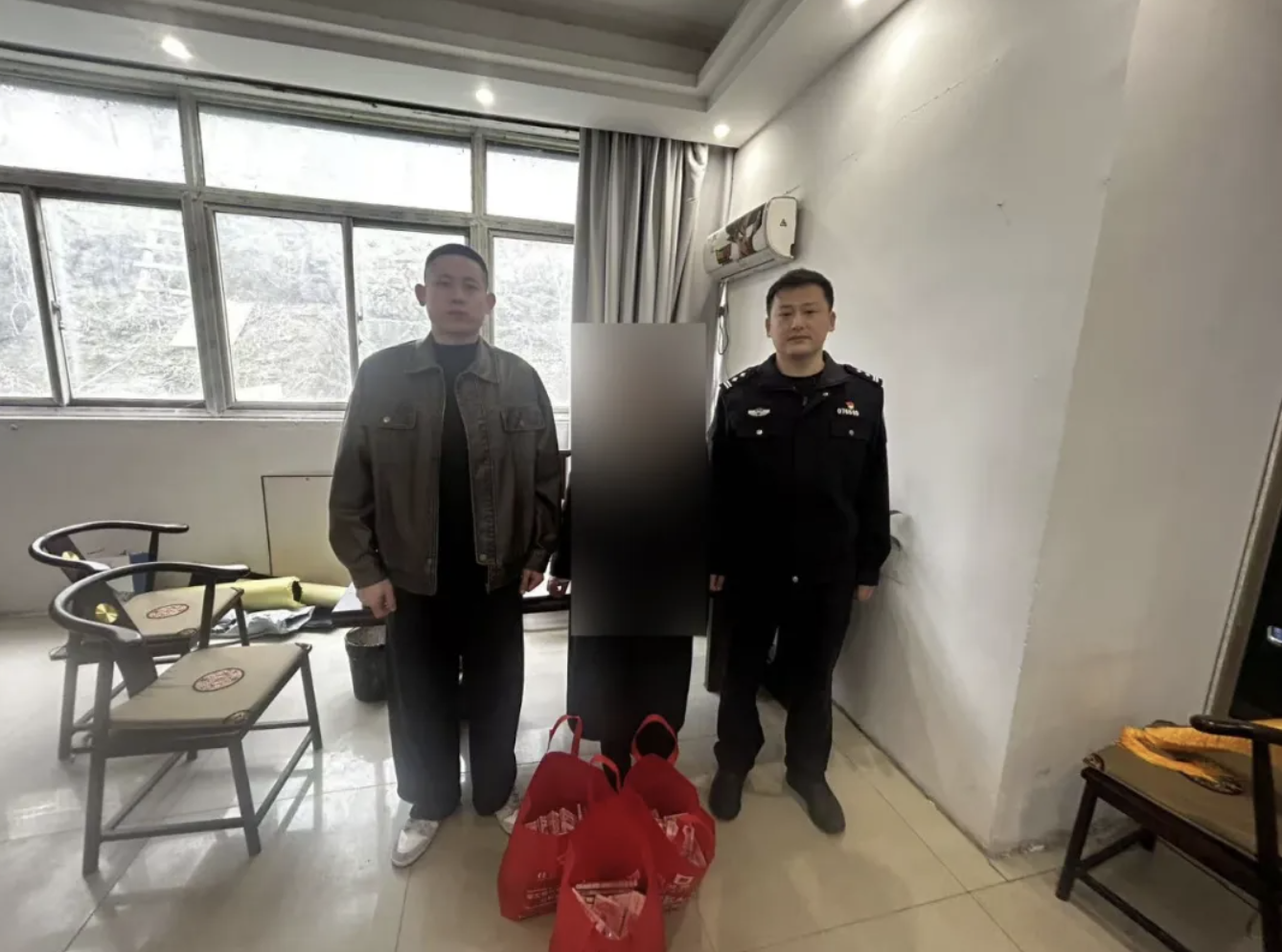 Thu giữ 3 điện thoại, hơn 4,7 tỷ đồng tiền mặt, bắt khẩn cấp 1 người - Ảnh 1.