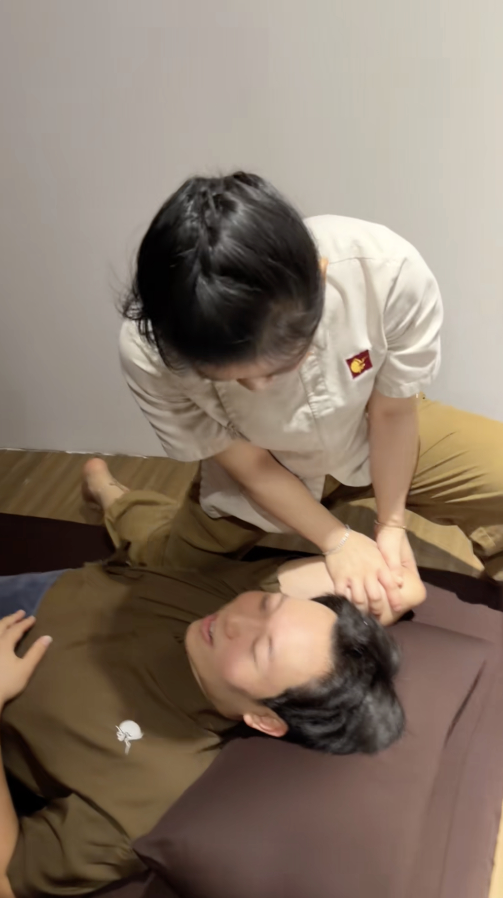 Trải nghiệm massage bẻ khớp h&agrave;i hước của nam du kh&aacute;ch H&agrave;n Quốc tại Việt Nam - Ảnh 6.