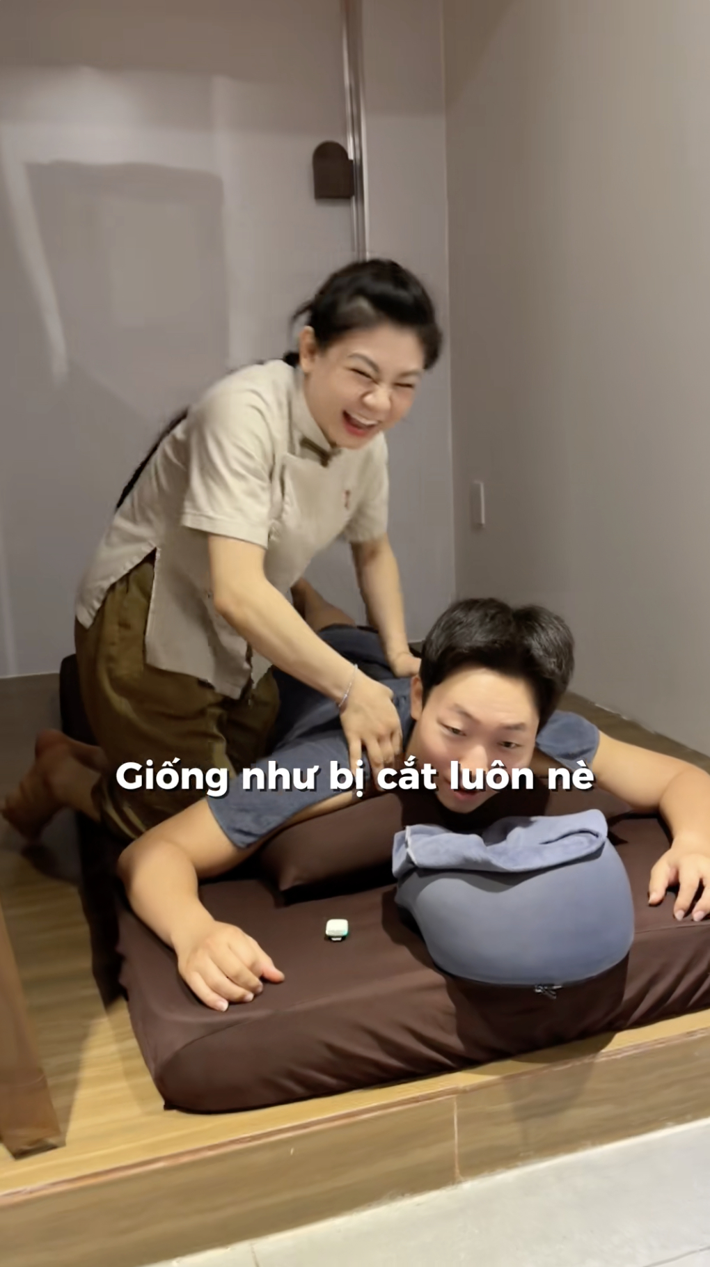 Trải nghiệm massage bẻ khớp h&agrave;i hước của nam du kh&aacute;ch H&agrave;n Quốc tại Việt Nam - Ảnh 5.