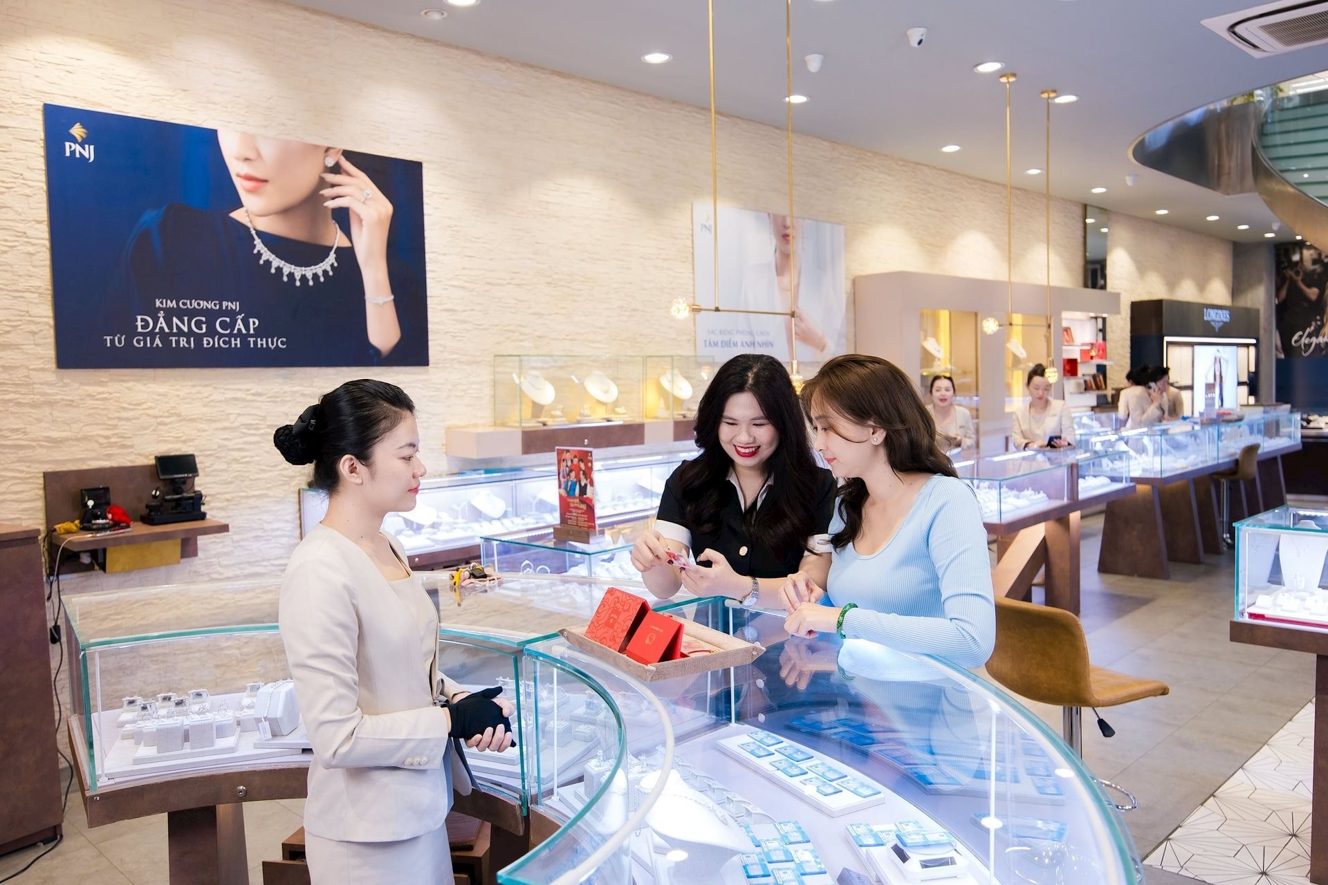 Tổng Gi&aacute;m đốc mới sinh năm 1970 của PNJ: &Ocirc;ng Phan Quốc C&ocirc;ng l&agrave; ai? - Ảnh 2.