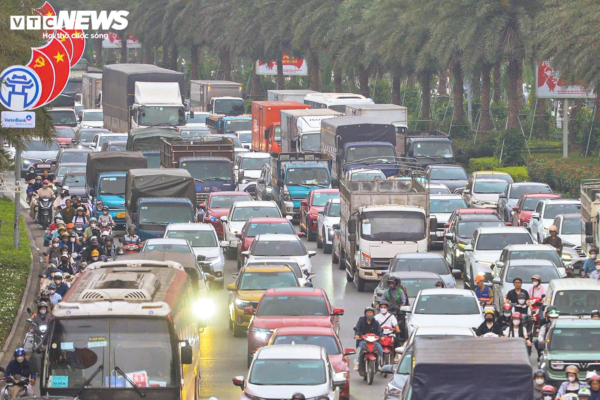 Tắc đường Đại lộ Thăng Long k&eacute;o d&agrave;i Do r&agrave;o chắn thi c&ocirc;ng metro số 5 - Ảnh 4.