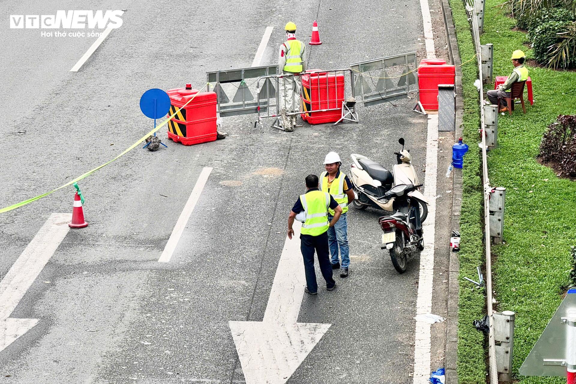 Tắc đường Đại lộ Thăng Long k&eacute;o d&agrave;i Do r&agrave;o chắn thi c&ocirc;ng metro số 5 - Ảnh 10.