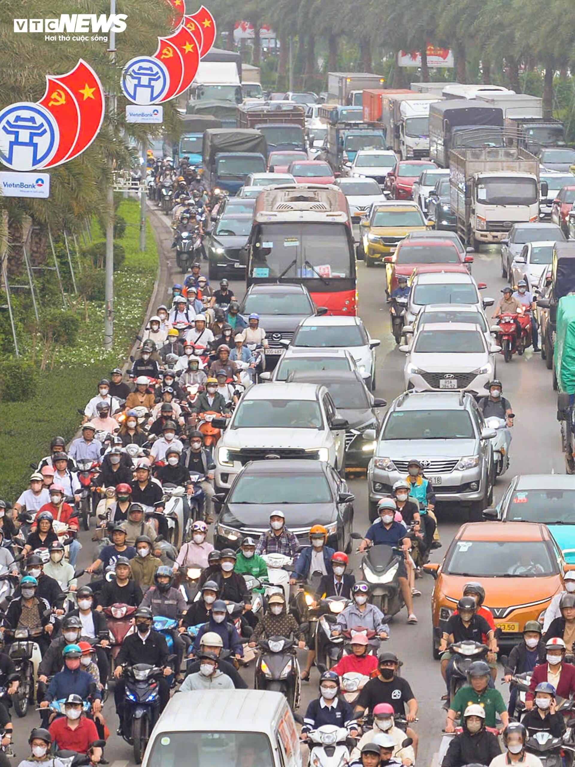 Tắc đường Đại lộ Thăng Long k&eacute;o d&agrave;i Do r&agrave;o chắn thi c&ocirc;ng metro số 5 - Ảnh 5.