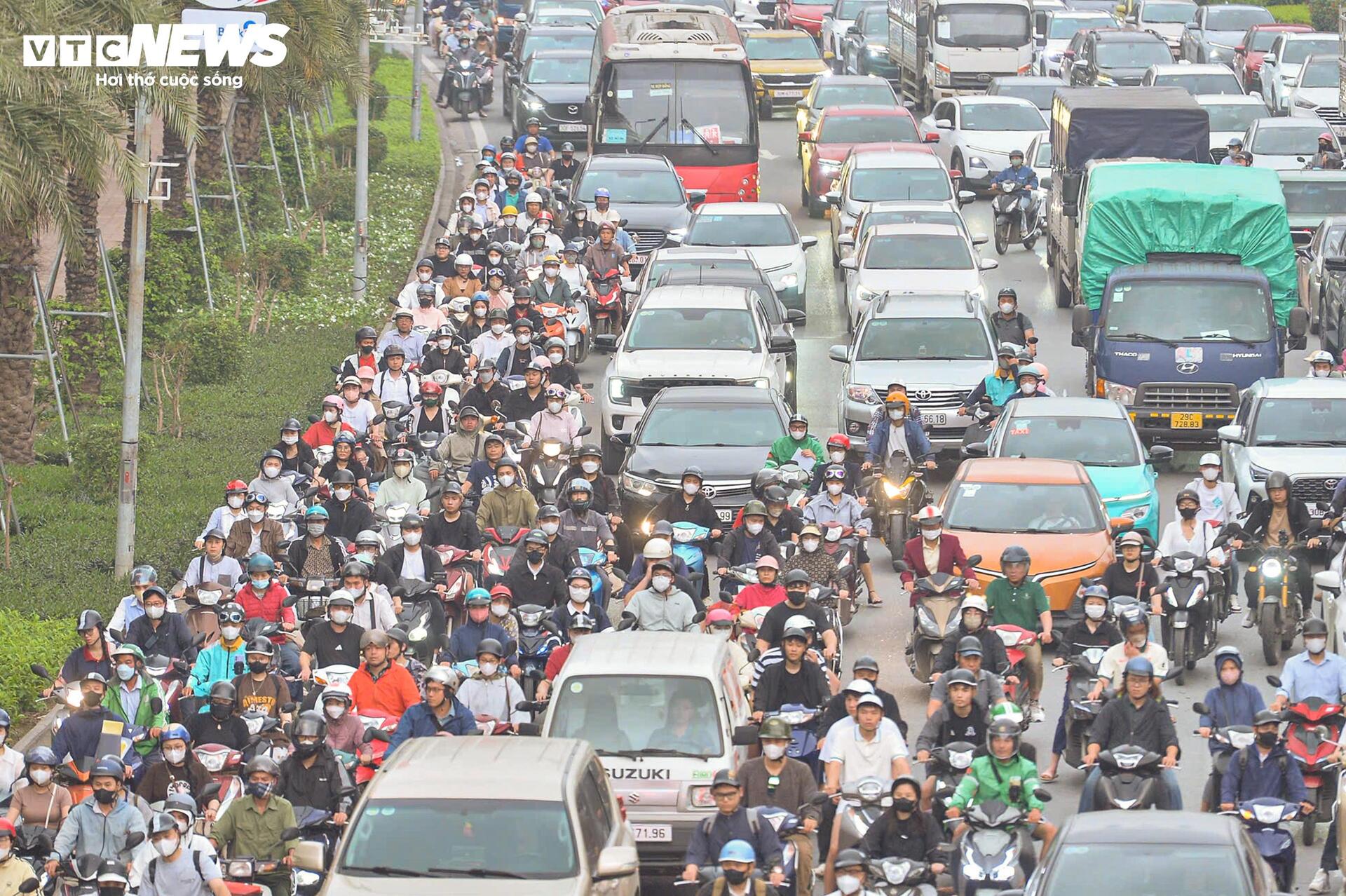 Tắc đường Đại lộ Thăng Long k&eacute;o d&agrave;i Do r&agrave;o chắn thi c&ocirc;ng metro số 5 - Ảnh 6.