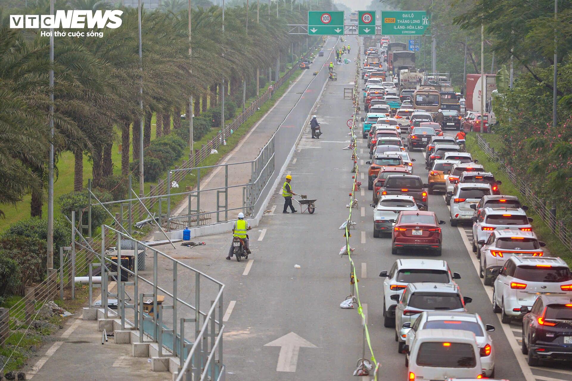 Tắc đường Đại lộ Thăng Long k&eacute;o d&agrave;i Do r&agrave;o chắn thi c&ocirc;ng metro số 5 - Ảnh 3.