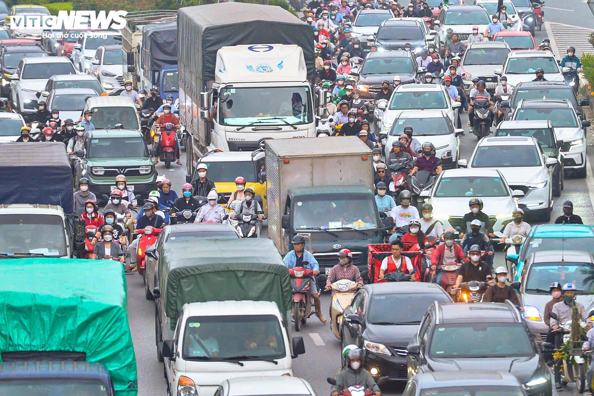 Tắc đường Đại lộ Thăng Long k&eacute;o d&agrave;i Do r&agrave;o chắn thi c&ocirc;ng metro số 5 - Ảnh 7.