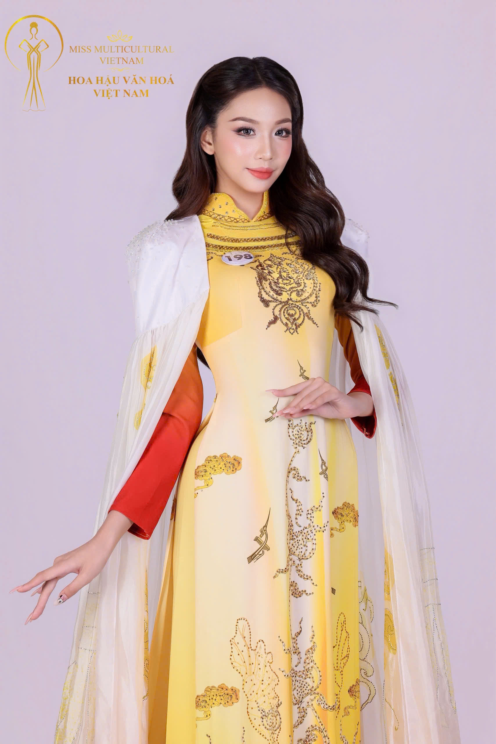 D&agrave;n th&iacute; sinh Hoa hậu Văn h&oacute;a Việt Nam 2026 tỏa s&aacute;ng với &aacute;o d&agrave;i của NTK Thoa Trần - Ảnh 7.