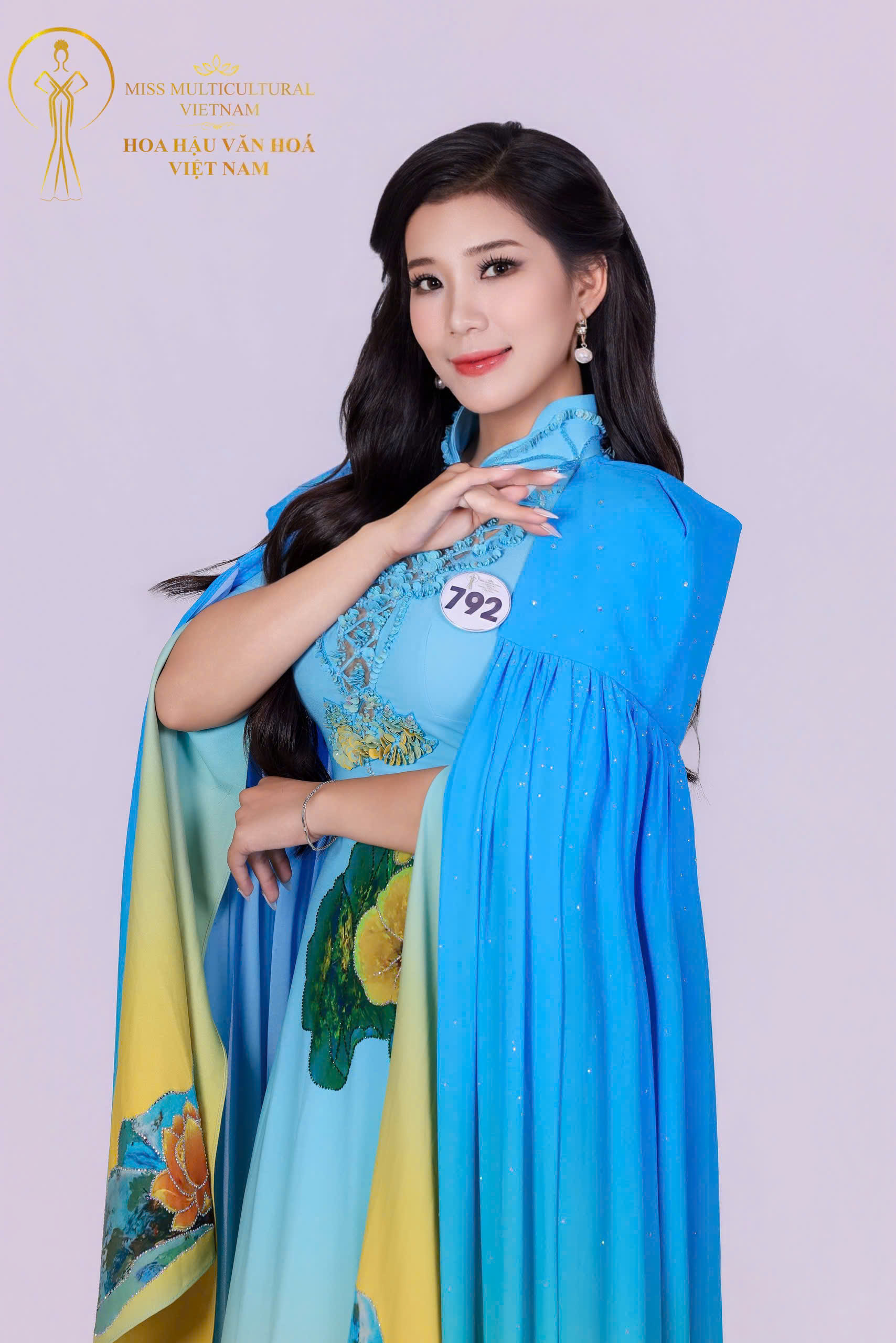 D&agrave;n th&iacute; sinh Hoa hậu Văn h&oacute;a Việt Nam 2026 tỏa s&aacute;ng với &aacute;o d&agrave;i của NTK Thoa Trần - Ảnh 5.