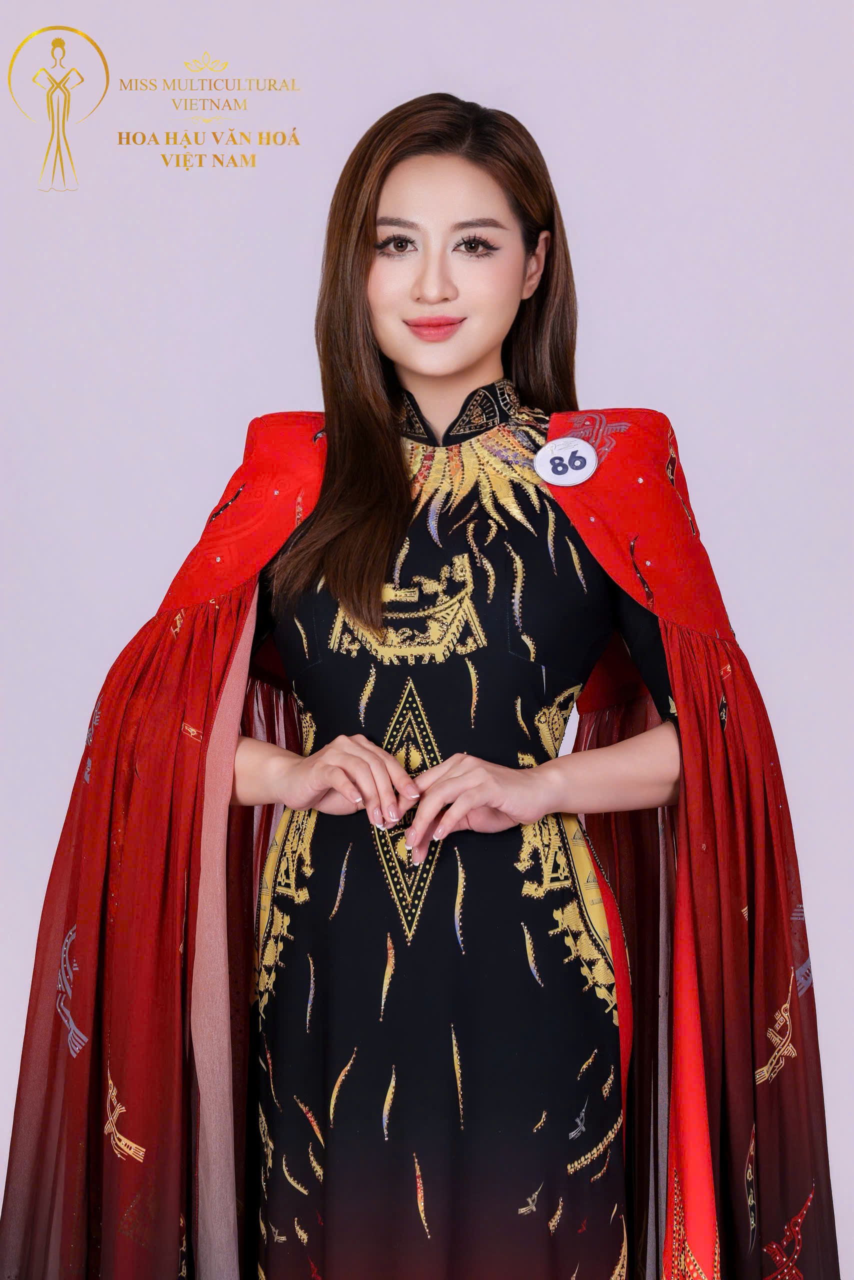 D&agrave;n th&iacute; sinh Hoa hậu Văn h&oacute;a Việt Nam 2026 tỏa s&aacute;ng với &aacute;o d&agrave;i của NTK Thoa Trần - Ảnh 1.
