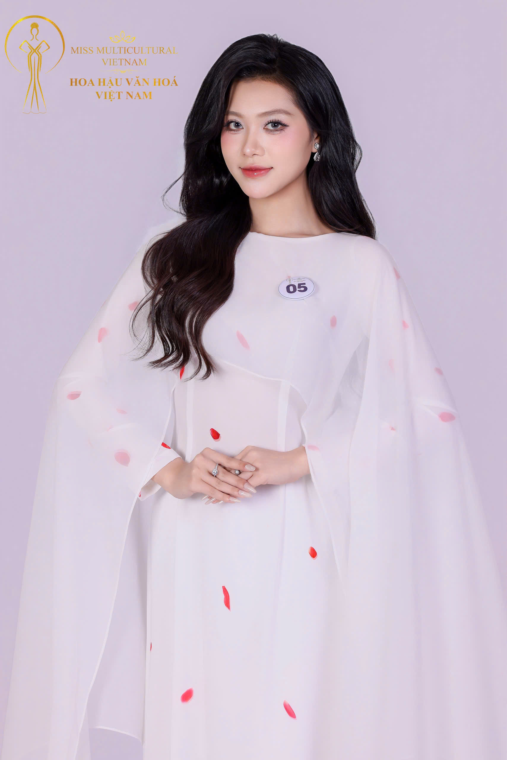 D&agrave;n th&iacute; sinh Hoa hậu Văn h&oacute;a Việt Nam 2026 tỏa s&aacute;ng với &aacute;o d&agrave;i của NTK Thoa Trần - Ảnh 3.