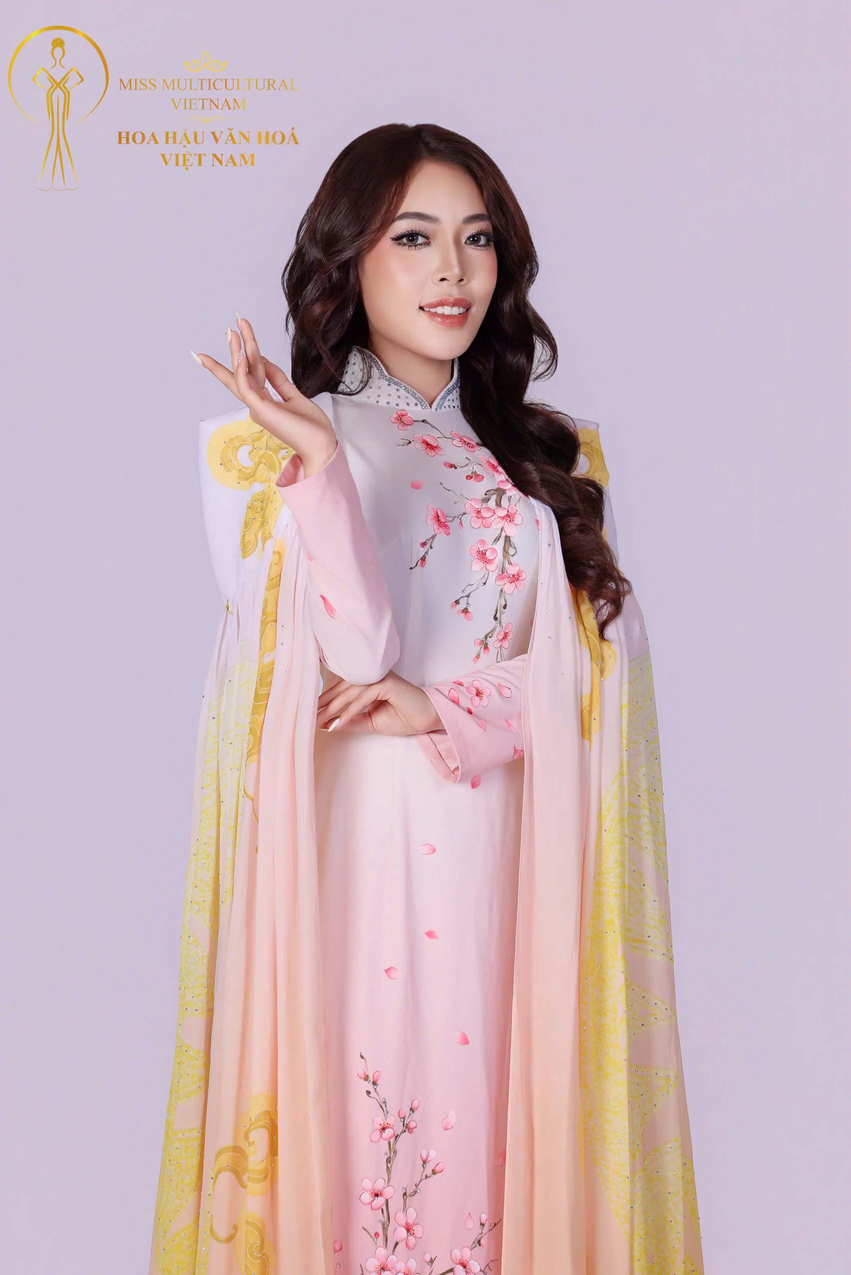 D&agrave;n th&iacute; sinh Hoa hậu Văn h&oacute;a Việt Nam 2026 tỏa s&aacute;ng với &aacute;o d&agrave;i của NTK Thoa Trần - Ảnh 4.