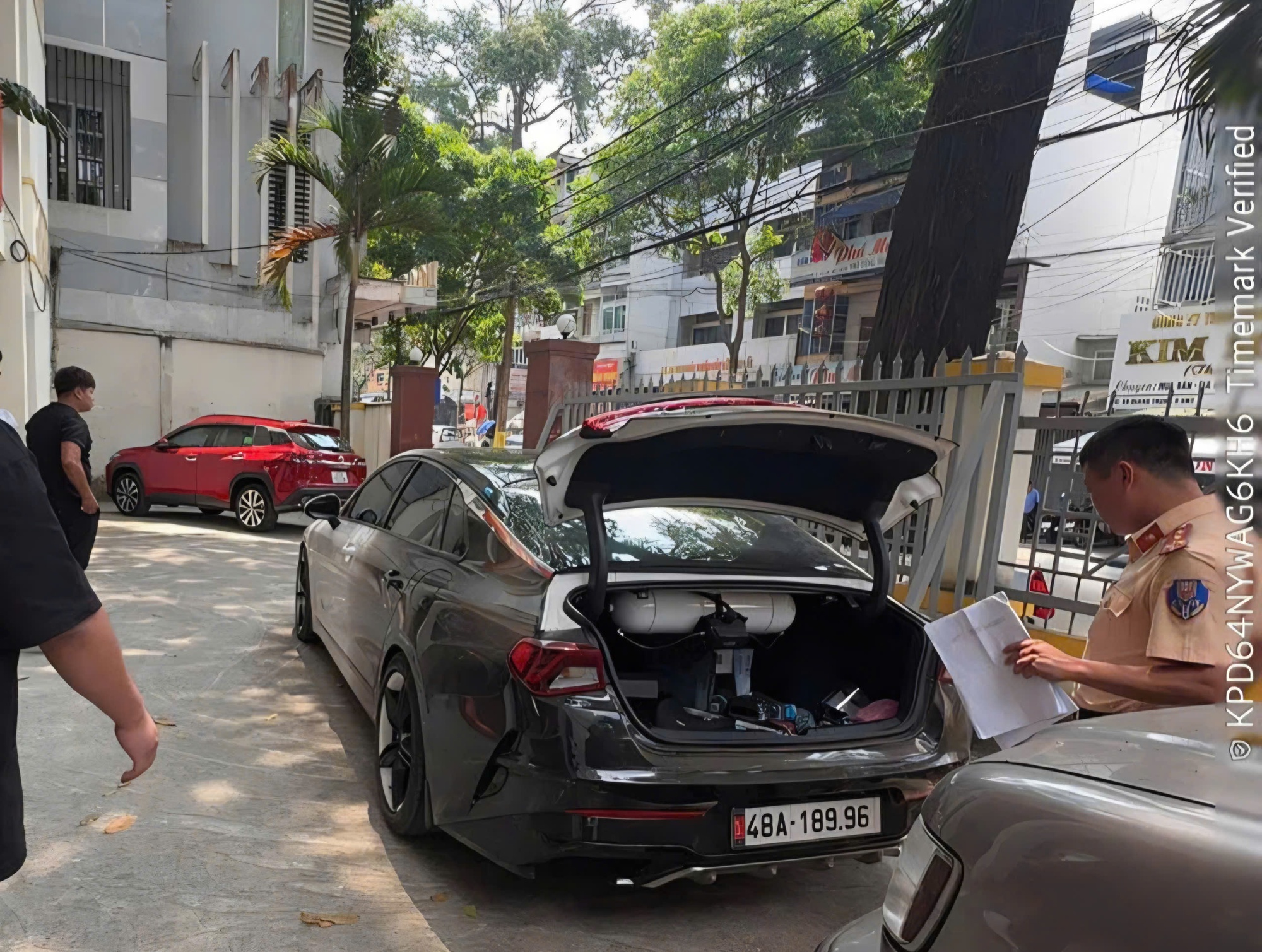 T&agrave;i xế xe con phun lửa tr&ecirc;n đường: 5 H&agrave;nh vi vi phạm nghi&ecirc;m trọng - Ảnh 1.