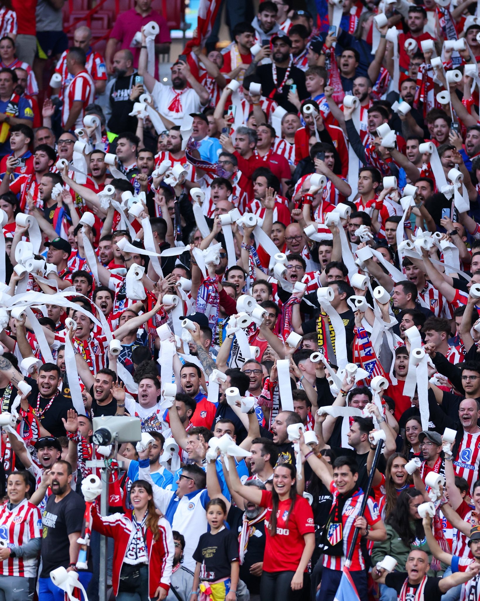 Trận Atletico Madrid - Arsenal tr&agrave;n ngập giấy vệ sinh - Ảnh 1.