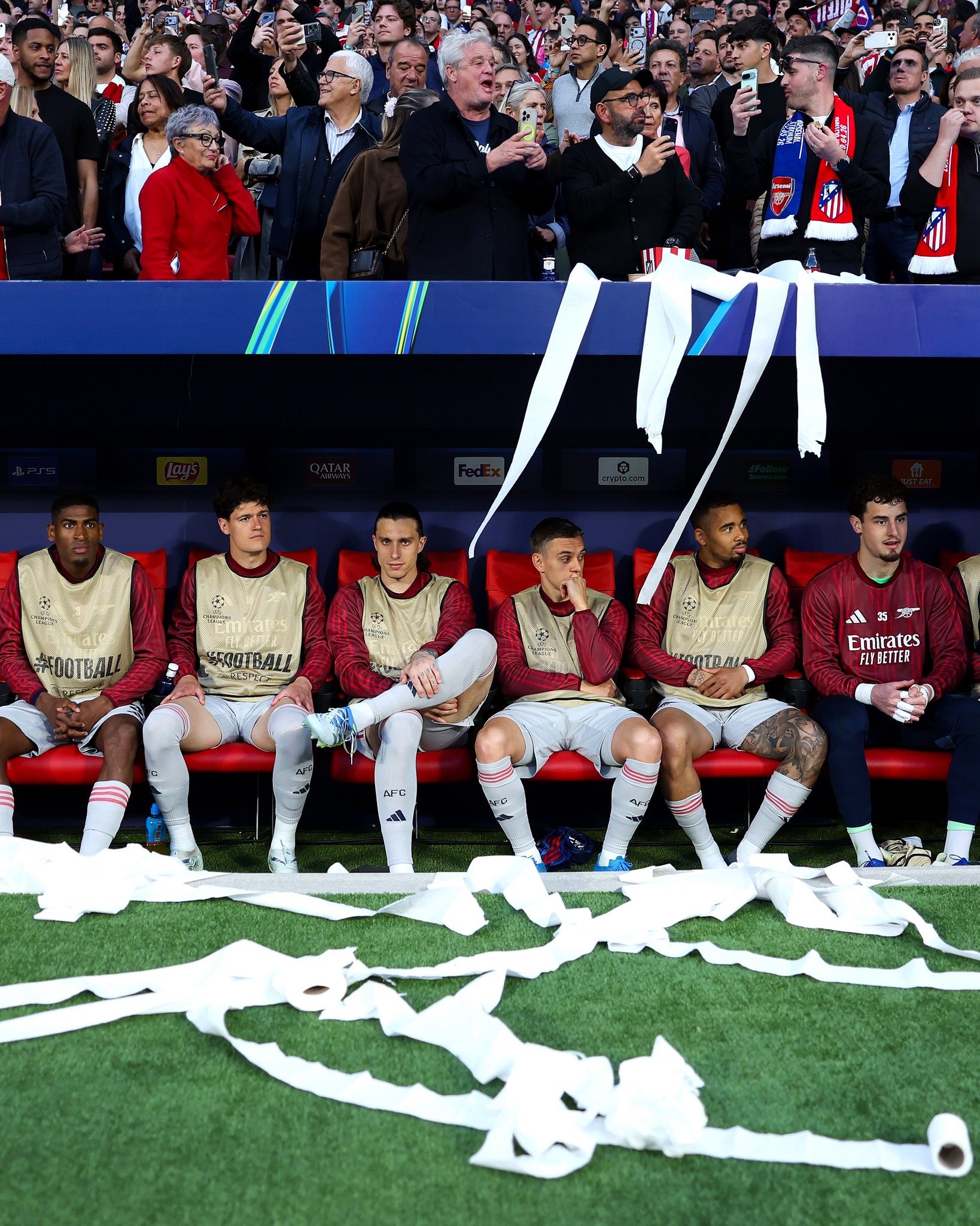 Trận Atletico Madrid - Arsenal tr&agrave;n ngập giấy vệ sinh - Ảnh 5.