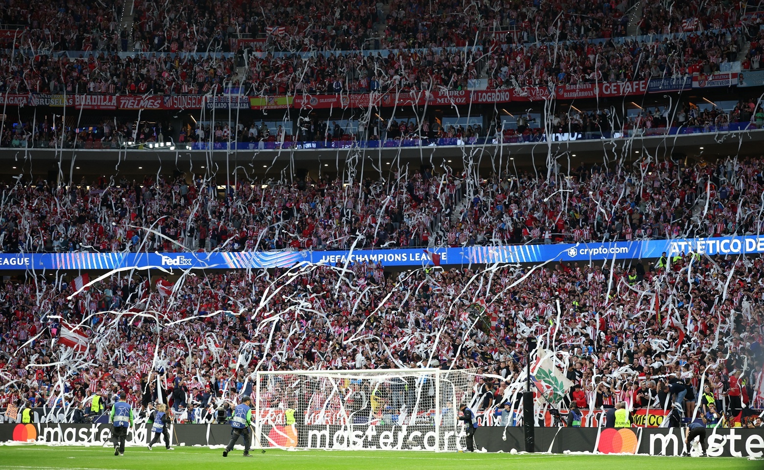 Trận Atletico Madrid - Arsenal tr&agrave;n ngập giấy vệ sinh - Ảnh 7.