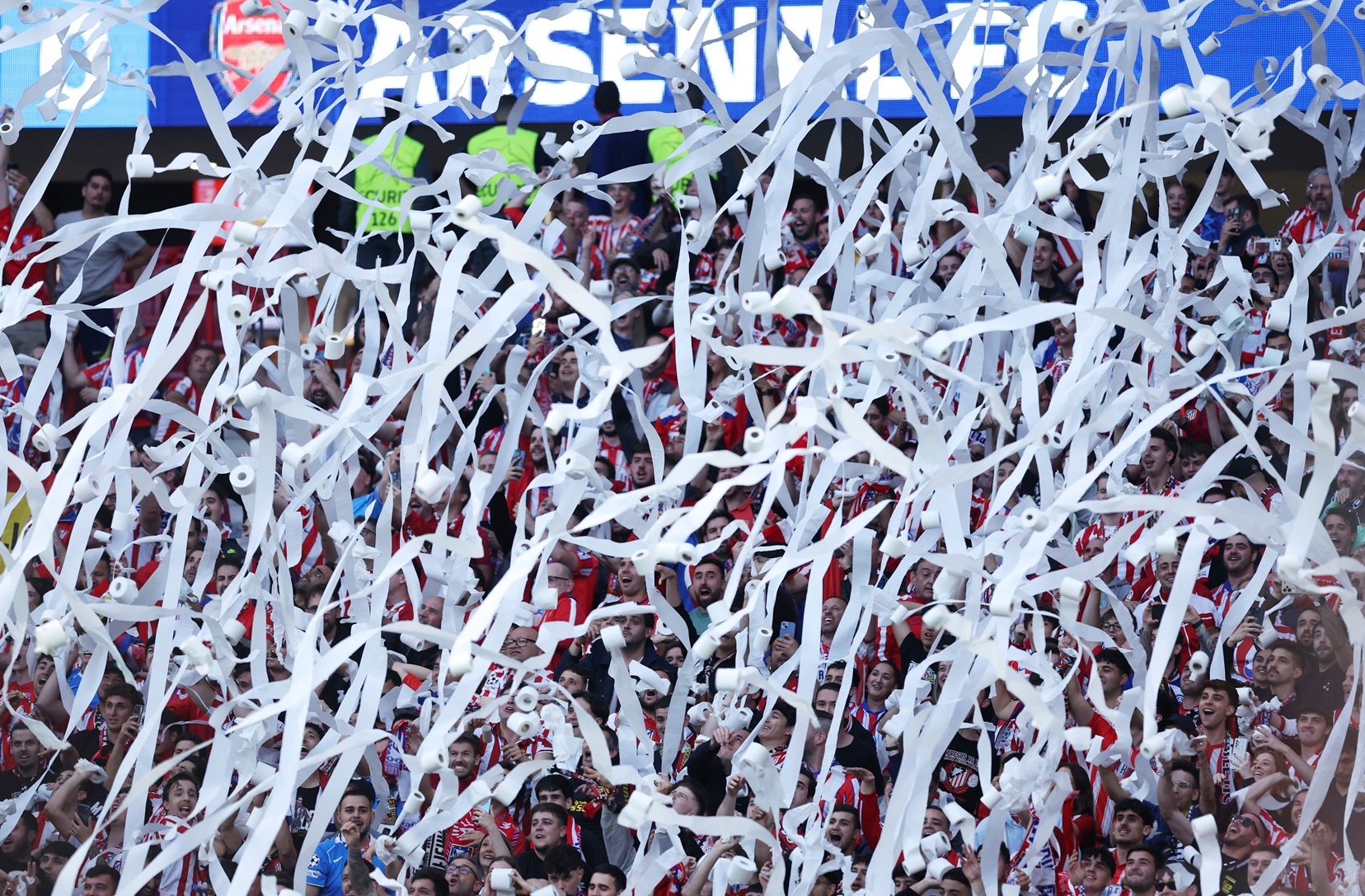 Trận Atletico Madrid - Arsenal tr&agrave;n ngập giấy vệ sinh - Ảnh 6.