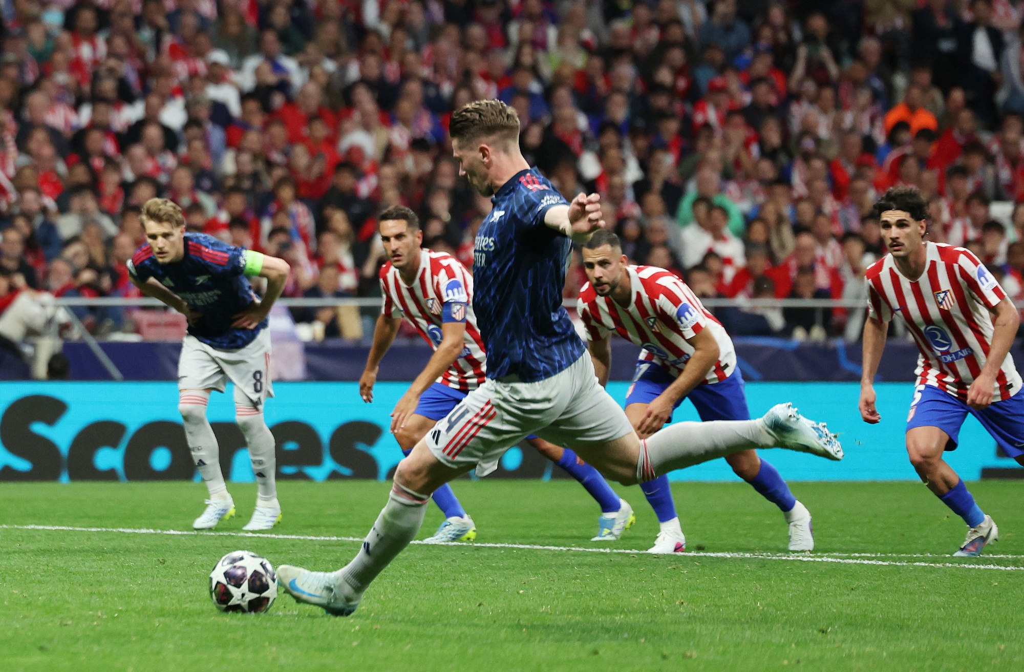 Trận Atletico Madrid - Arsenal tr&agrave;n ngập giấy vệ sinh - Ảnh 8.