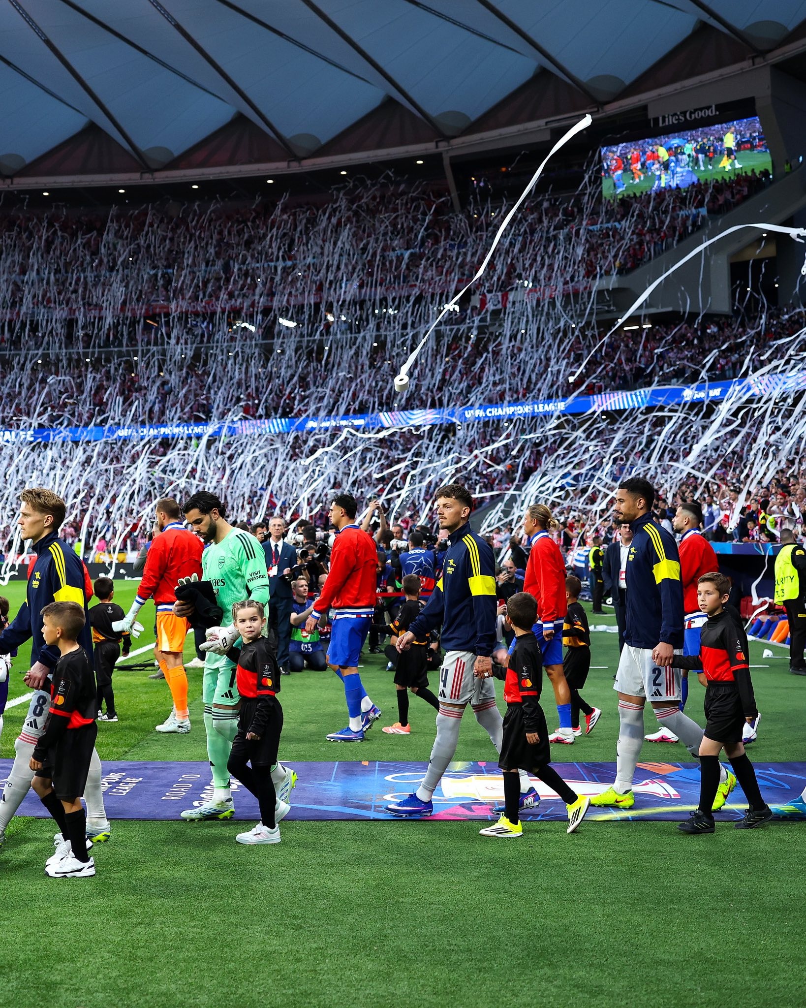 Trận Atletico Madrid - Arsenal tr&agrave;n ngập giấy vệ sinh - Ảnh 4.