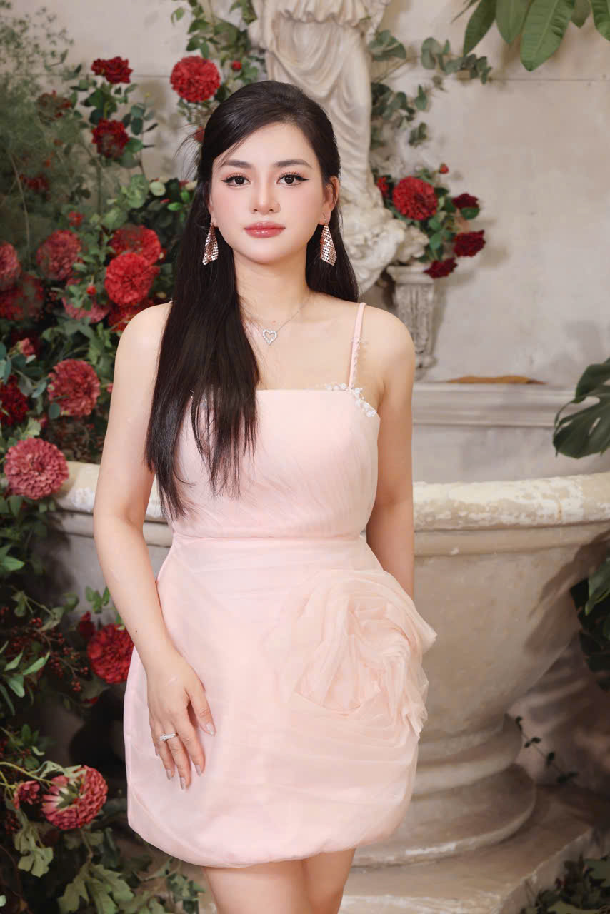 Nhan sắc 9x Trịnh Thu B&igrave;nh đăng quang &aacute; hậu Mrs Eath Vietnam 2026 - Ảnh 2.